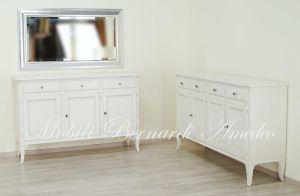 Credenza realizzata in legno massiccio laccata colore bianco